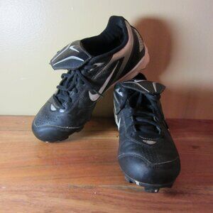 boys shoes NIKE keystone low cleats black & white size 3.5Y (CL327)